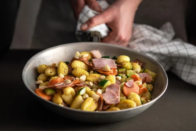 Poêlée de gnocchi au jambon et amandes