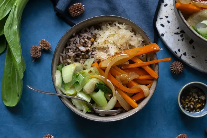 Bowl de lentilles, chou pak choy  et kimchi