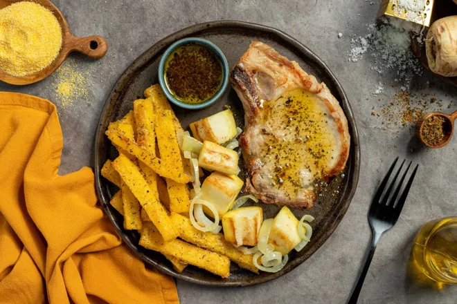 Côtes de porc sauce chimichurri, frites de polenta au parmesan