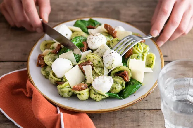 Salade de pâtes conchiglie au basilic, mozzarella, parmesan