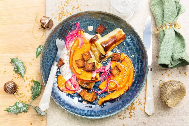Potimarron rôti, croûtons de pain d'épices et pickles d'oignon rouge