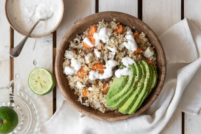 Quinoa bowl aux légumes rôtis et à l'avocat