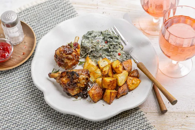 Poulet caramélisé à la confiture de cerise et épinards à la crème