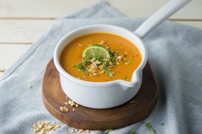 Velouté de lentilles corail et noix de cajou