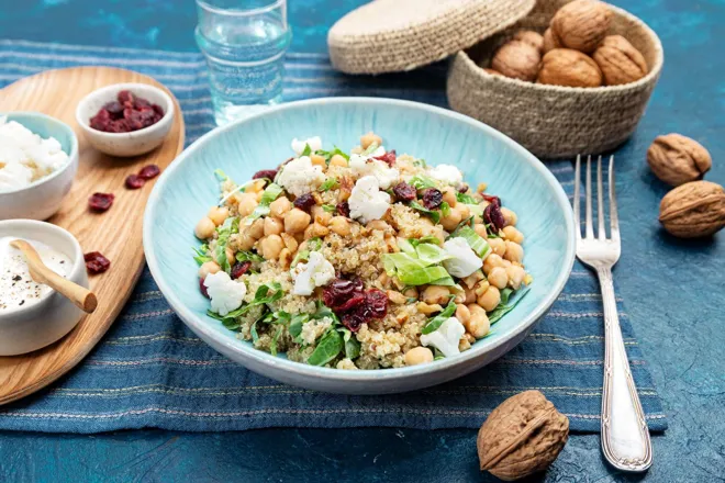 Salade de quinoa aux cranberries, pickles de chou-fleur et sauce fraiche citronnée