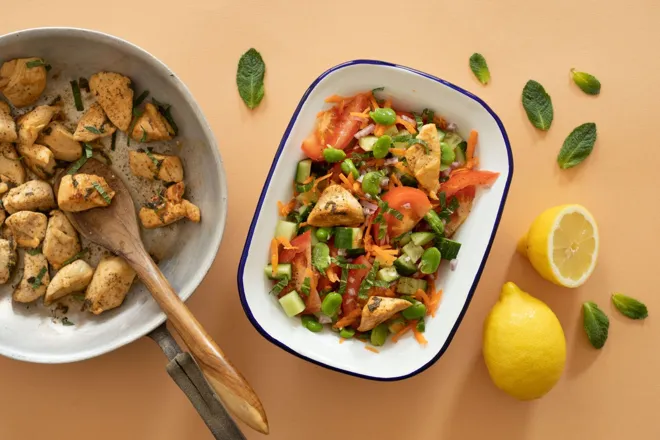 Salade de poulet aux fèves, citron et menthe