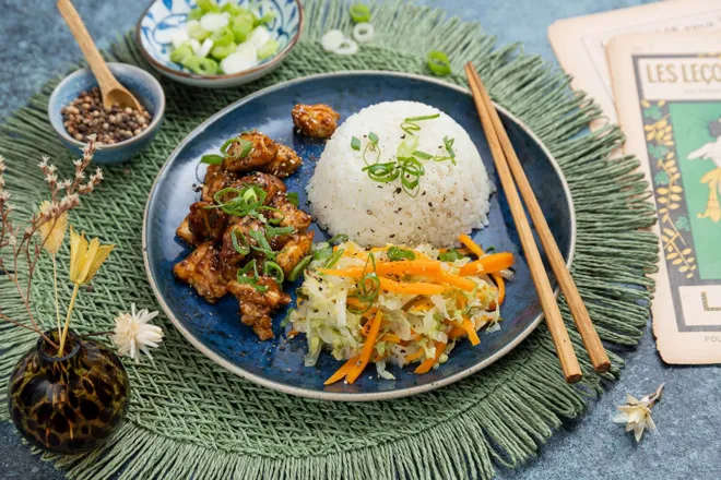 Poulet laqué à la sauce hoisin, légumes sautés au gingembre