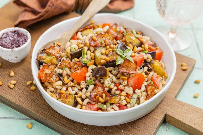 Salade de pâtes à la tapenade, aubergine et poitrine fumée