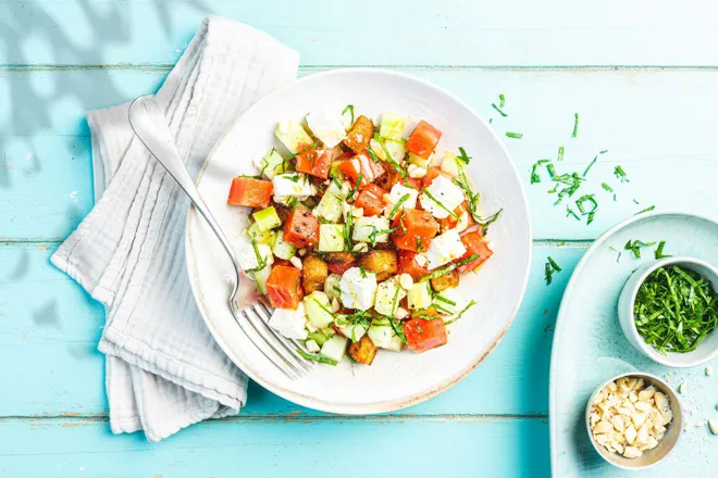 Panzanella de pastèque et concombre à la féta