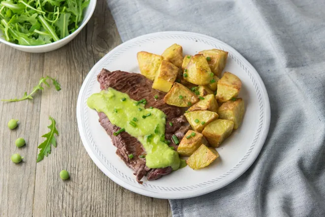 Steaks de bœuf et sauce aux petits pois