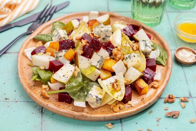 Salade d'endive, fourme d'Ambert, poire et vinaigrette au raifort