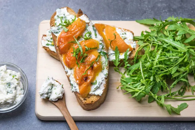 Tartine de fromage de chèvre frais à l'abricot rôti