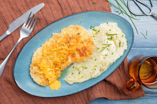 Escalope de dinde panée, cheddar fondue et purée de pommes de terre aux topinambours