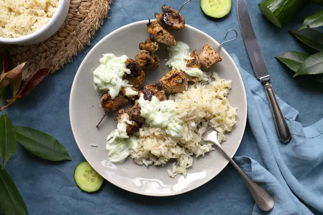 Brochettes de porc à la méditerranéenne, tzatziki et riz pilaf