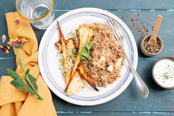 Panais rôti au miel, risotto de kasha au gourmet aux cèpes et sauce au vin blanc