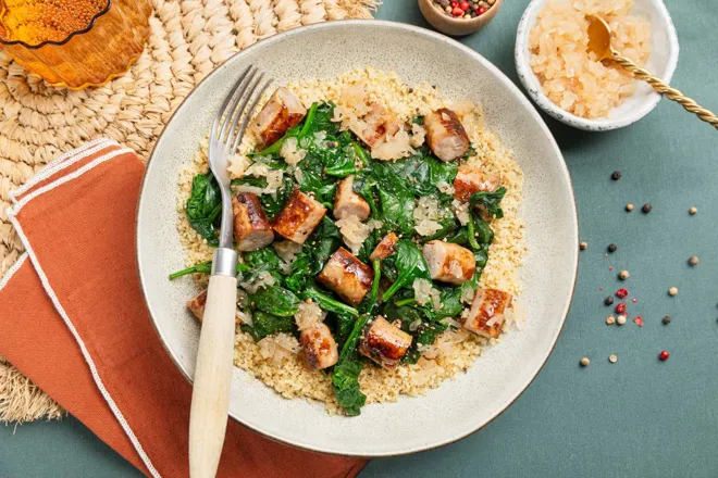 Chipolatas de volaille au citron, semoule au cumin, tombée d'épinards et chutney d'échalotes