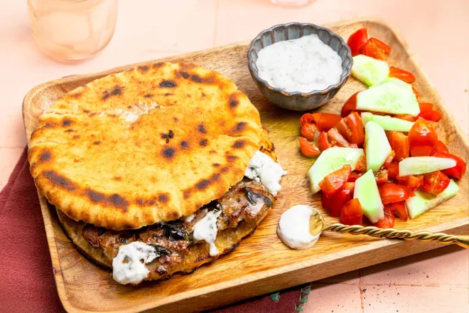 Arayes de porc (sandwich syrien) et sauce fraîche aux herbes