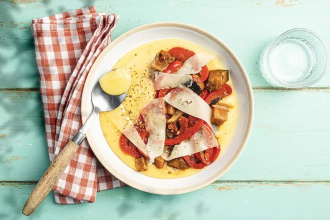 Polenta crémeuse aux légumes du soleil et copeaux d'Ossau-Iraty