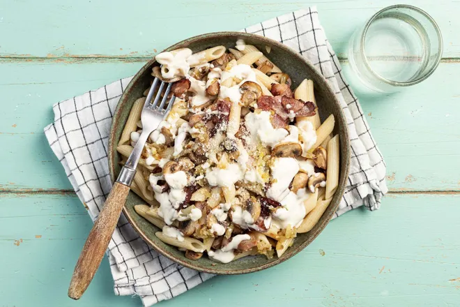 Penne alla boscaiola (poitrine fumée, champignons, crème fraîche)