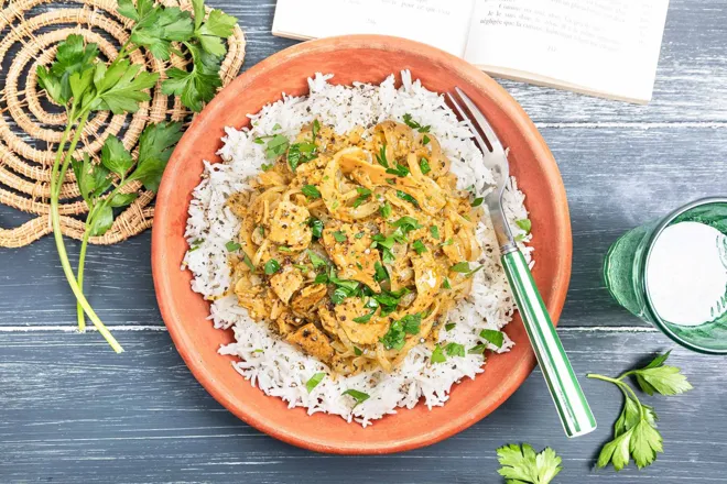 Yassa de kebab végétal (kebab végétal aux oignons à l'africaine)