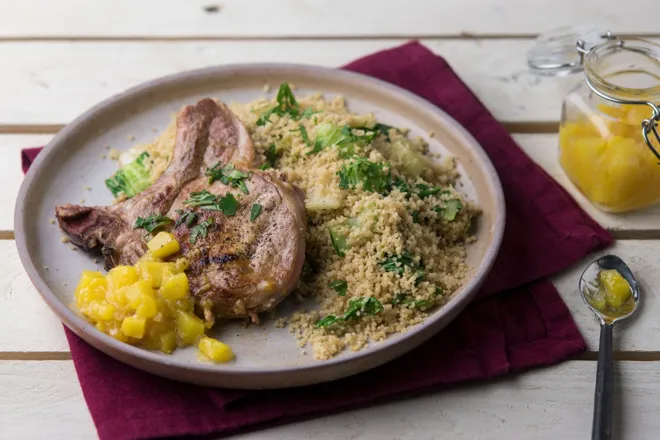 Côtes de porc et chutney de mangue