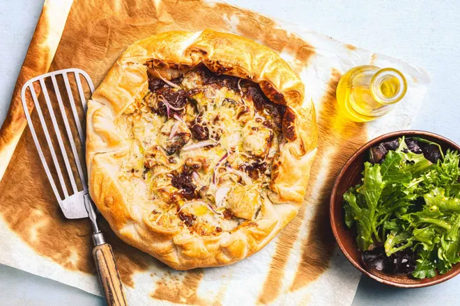 Tarte rustique gratinée au poulet persillé et oignons caramélisés