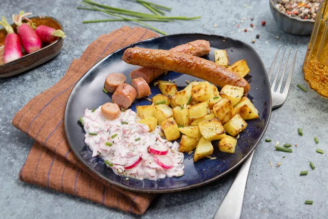 Chipolatas de volaille, tzatziki de radis roses et pommes de terre au fenugrec