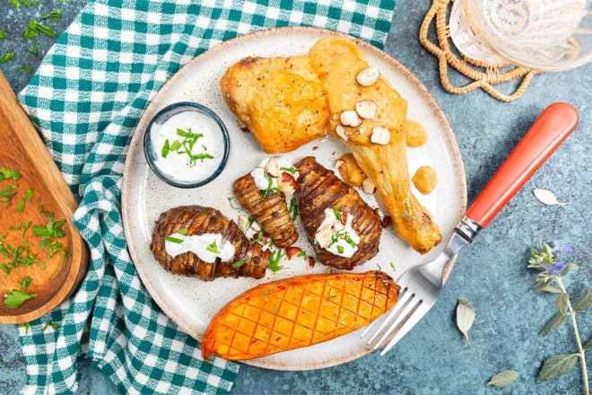 Cuisse de poulet rôtie, hasselback de topinambours, patate douce rôtie et crème d'ail