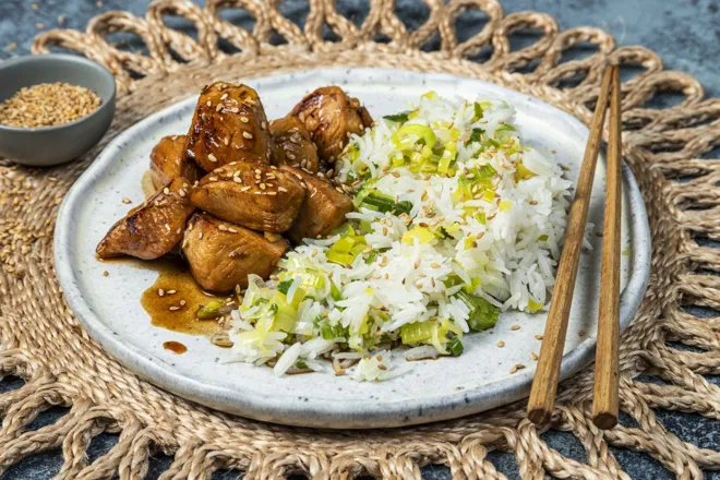 Filet de poulet à la sauce soja spicy et citron vert, riz pilaf gingembre et poireau