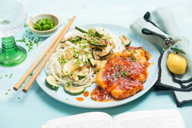 Escalope de dinde à la sriracha pimentée, miel et soja, nouilles sautées aux courgettes