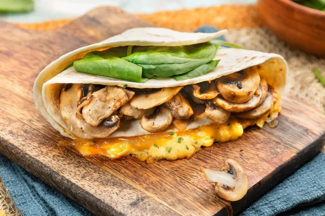 Wrap hack aux épinards, champignons, cheddar et oeufs brouillés à la ciboulette