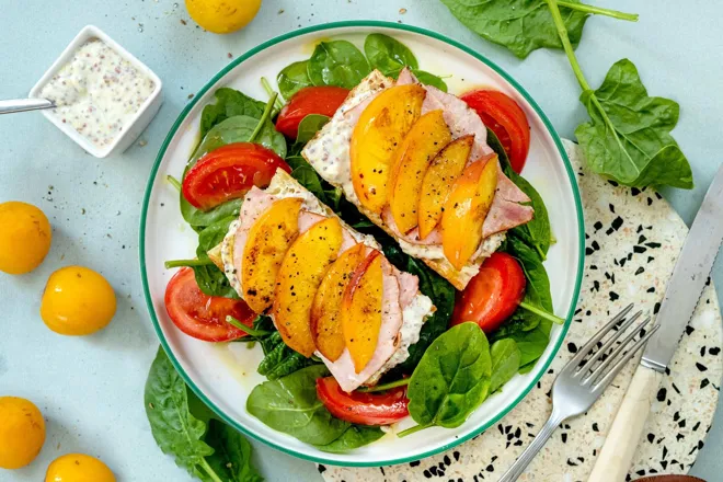 Tartines de rôti de porc et nectarine poêlée