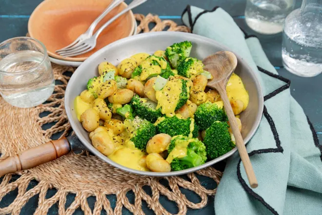 Gnocchis au brocoli et sauce crémeuse au curcuma