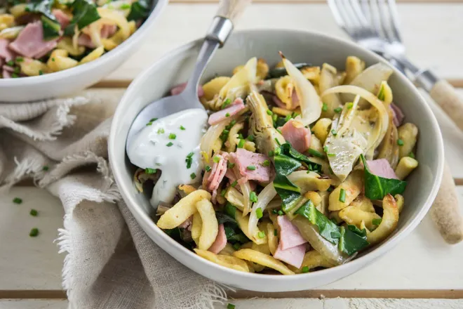 Spätzle au jambon blanc, artichaut et oignon de Roscoff