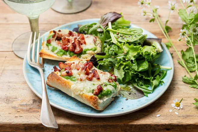 Tartines crème de brocoli, lardons et mozzarella