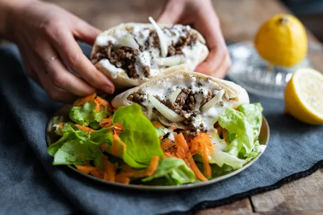 Pita de bœuf au cumin et sauce au citron