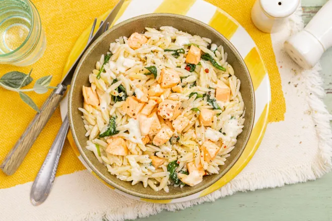 Orzo au saumon et épinards à la crème citronnée