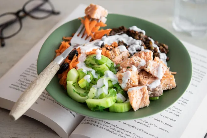 Salade de saumon au sésame, lentilles, légumes, crème à l'aneth