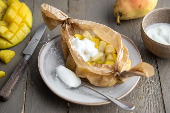 Papillote de mangue et poire à la vanille, yaourt de brebis