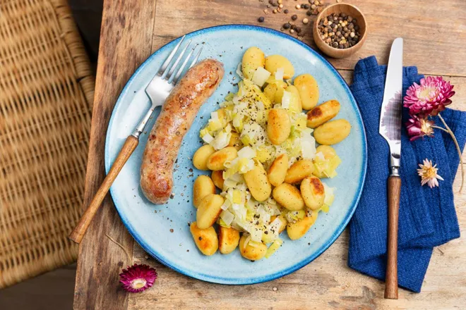 Saucisse du boucher et gnocchis au poireau et sel fumé