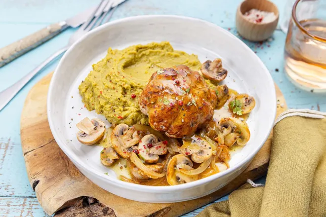 Crépinette de porc au beurre d’escargot, champignons et purée de petits pois
