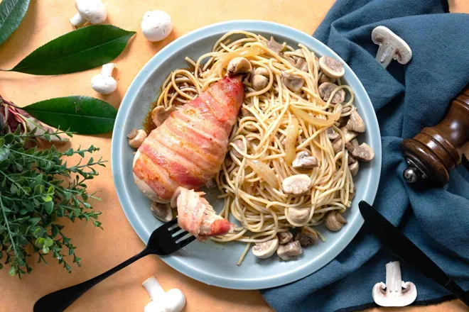 Filets de poulet à la poitrine fumée et champignons de Paris