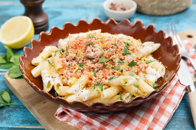 Pennes au thon à la sauce tomate et pangrattato