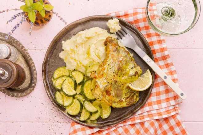 Côte de porc, crème citronnée au curry & courgette