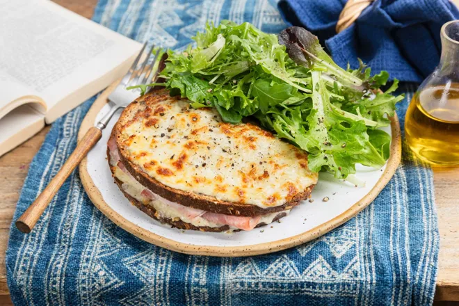 Croque-monsieur au jambon de Paris, emmental et crème à la truffe