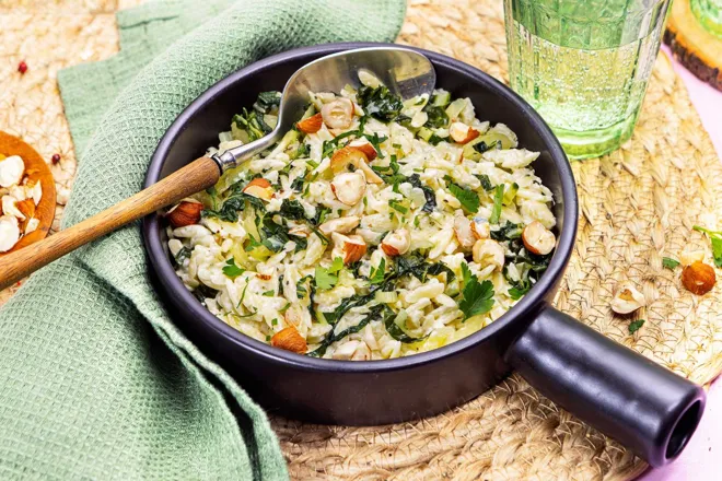 Orzo crémeux à la fourme d'Ambert, blettes et noisettes