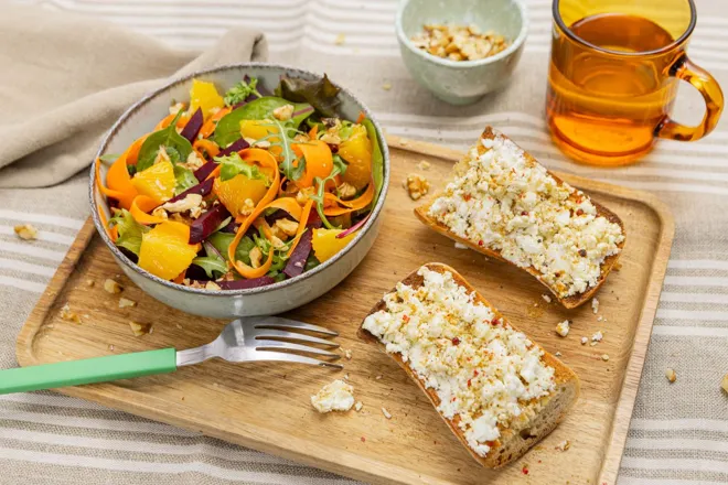Salade de betterave, miel, noix et tartines à la féta