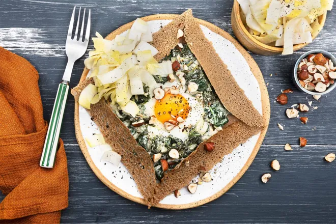 Galette de sarrasin épinards, citron, fromage frais et noisettes