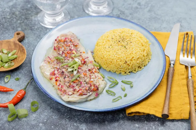 Poisson blanc (selon arrivage) mariné au citron vert et piment, riz jaune au lait de coco