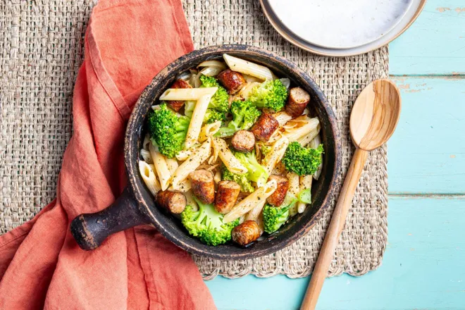 Penne crémeuses au brocoli et chipolatas